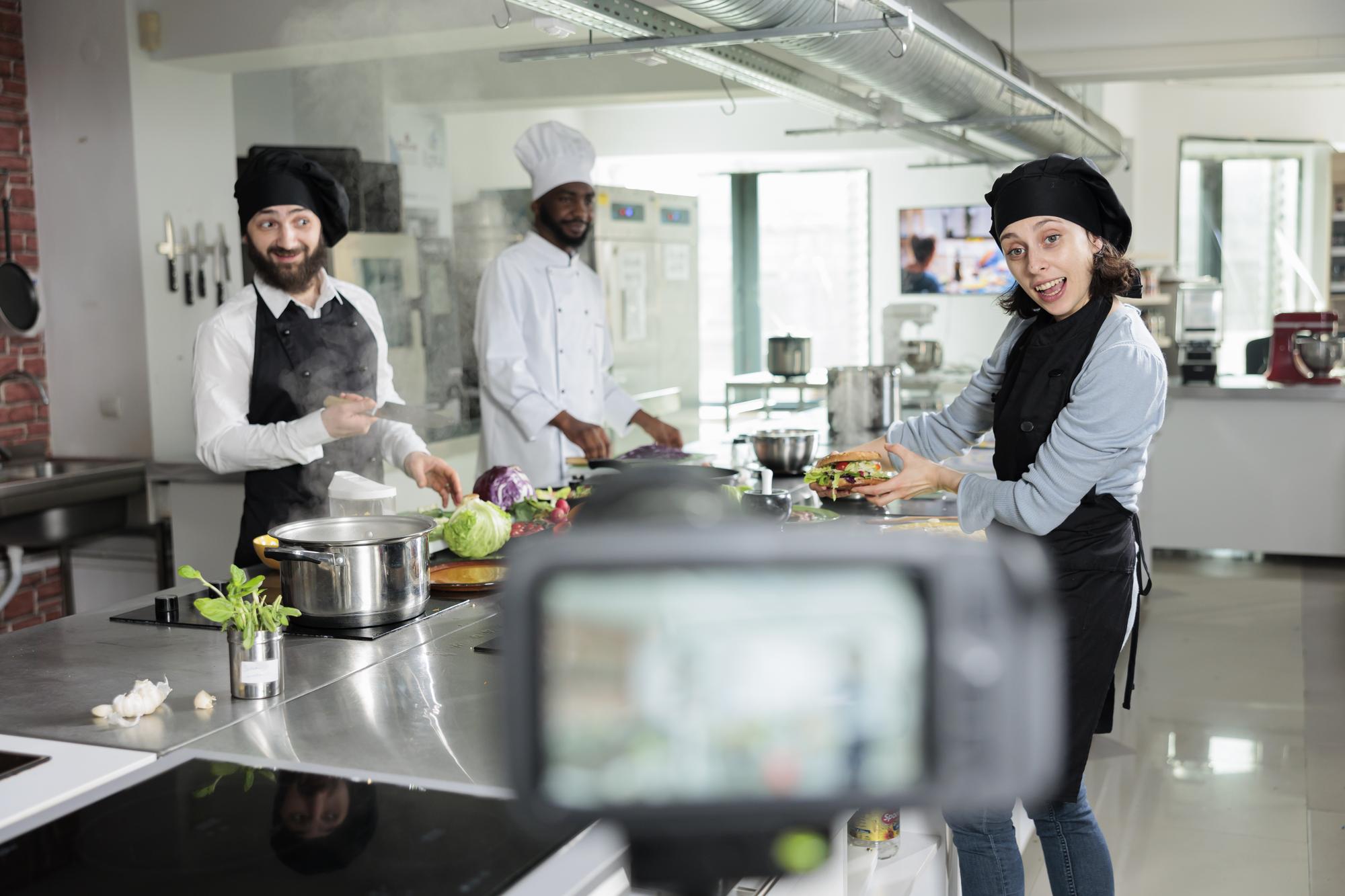 Scena con chef in cucina didattica