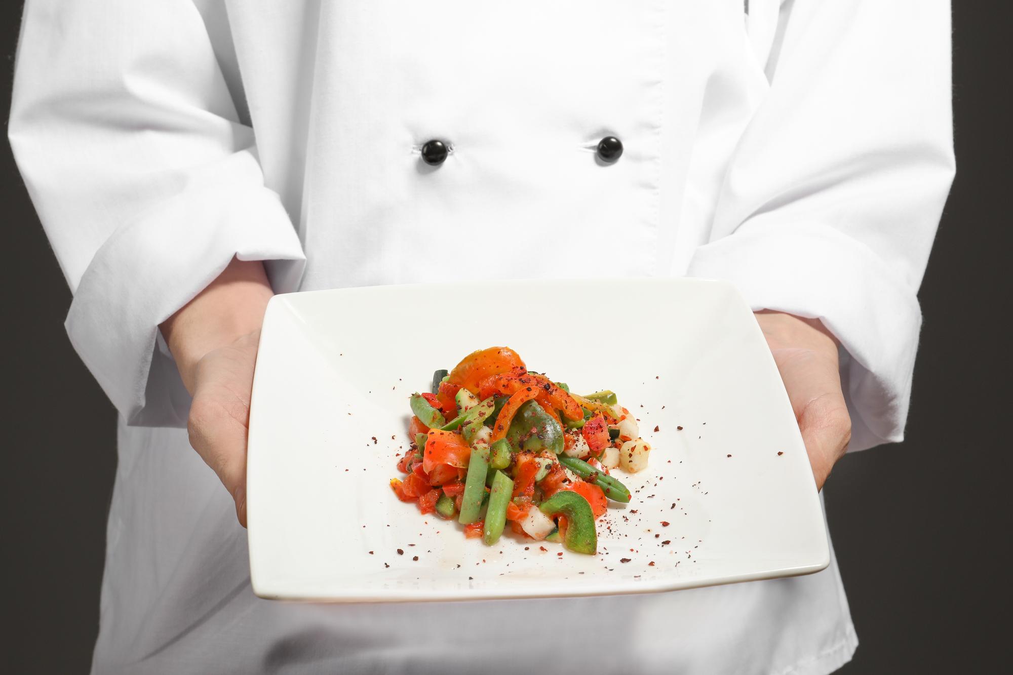 Chef che impiatta un piatto elegante